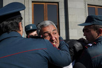 [ẢNH] Bạo loạn để phản đối đình chiến ở Armenia