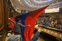 [ẢNH] Bạo loạn để phản đối đình chiến ở Armenia