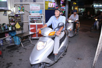 [ẢNH] Thương Tín ở tuổi 64: Già yếu nhưng vẫn phải gồng mình kiếm tiền nuôi vợ trẻ, con thơ