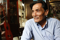 [ẢNH] Thương Tín ở tuổi 64: Già yếu nhưng vẫn phải gồng mình kiếm tiền nuôi vợ trẻ, con thơ