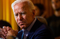[ẢNH] Những cú ‘sảy chân’ đau đớn của ông Joe Biden trước khi hưởng ‘trái ngọt’