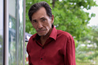 [ẢNH] Thương Tín ở tuổi 64: Già yếu nhưng vẫn phải gồng mình kiếm tiền nuôi vợ trẻ, con thơ