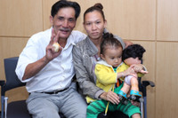 [ẢNH] Thương Tín ở tuổi 64: Già yếu nhưng vẫn phải gồng mình kiếm tiền nuôi vợ trẻ, con thơ