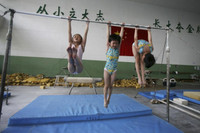 [ẢNH] Vận động viên nhí Trung Quốc đổi máu và nước mắt cho ‘giấc mơ vàng' Olympic