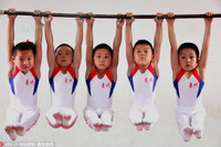 [ẢNH] Vận động viên nhí Trung Quốc đổi máu và nước mắt cho ‘giấc mơ vàng' Olympic