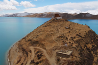 [ẢNH Thăm tu viện ‘trên mây’ và ngôi đền ‘cô đơn’ nằm giữa hồ thiêng Tây Tạng 