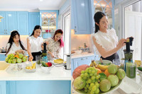 [ẢNH] Sao Việt mùa dịch: Tự Long đạp xe trong phòng, Trọng Tấn khoe vườn cây, dàn Hoa hậu mở studio tại gia