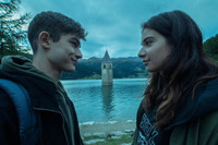 [ẢNH] Ngôi làng ma mị nổi lên từ đáy hồ sau 71 năm bị nhấn chìm