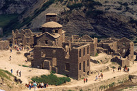 [ẢNH] Ngôi làng ma mị nổi lên từ đáy hồ sau 71 năm bị nhấn chìm