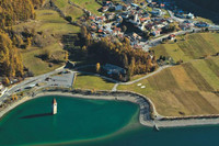 [ẢNH] Ngôi làng ma mị nổi lên từ đáy hồ sau 71 năm bị nhấn chìm