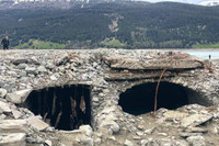 [ẢNH] Ngôi làng ma mị nổi lên từ đáy hồ sau 71 năm bị nhấn chìm