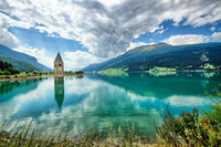 [ẢNH] Ngôi làng ma mị nổi lên từ đáy hồ sau 71 năm bị nhấn chìm