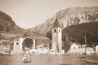 [ẢNH] Ngôi làng ma mị nổi lên từ đáy hồ sau 71 năm bị nhấn chìm