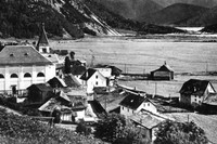 [ẢNH] Ngôi làng ma mị nổi lên từ đáy hồ sau 71 năm bị nhấn chìm