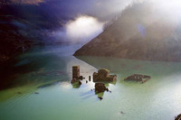 [ẢNH] Ngôi làng ma mị nổi lên từ đáy hồ sau 71 năm bị nhấn chìm