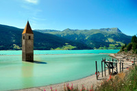 [ẢNH] Ngôi làng ma mị nổi lên từ đáy hồ sau 71 năm bị nhấn chìm