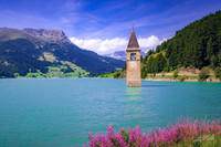 [ẢNH] Ngôi làng ma mị nổi lên từ đáy hồ sau 71 năm bị nhấn chìm