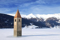 [ẢNH] Ngôi làng ma mị nổi lên từ đáy hồ sau 71 năm bị nhấn chìm