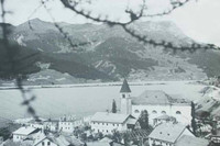 [ẢNH] Ngôi làng ma mị nổi lên từ đáy hồ sau 71 năm bị nhấn chìm