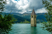 [ẢNH] Ngôi làng ma mị nổi lên từ đáy hồ sau 71 năm bị nhấn chìm