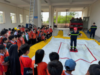 Gần 1.000 học sinh ở Đan Phượng hào hứng trải nghiệm phòng cháy chữa cháy và cứu nạn cứu hộ