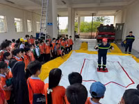 Gần 1.000 học sinh ở Đan Phượng hào hứng trải nghiệm phòng cháy chữa cháy và cứu nạn cứu hộ