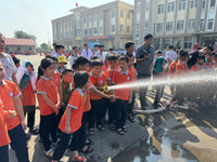 Gần 1.000 học sinh ở Đan Phượng hào hứng trải nghiệm phòng cháy chữa cháy và cứu nạn cứu hộ