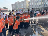 Gần 1.000 học sinh ở Đan Phượng hào hứng trải nghiệm phòng cháy chữa cháy và cứu nạn cứu hộ