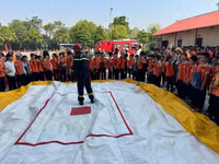 Gần 1.000 học sinh ở Đan Phượng hào hứng trải nghiệm phòng cháy chữa cháy và cứu nạn cứu hộ