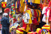 [ẢNH] Chợ chiều 30 Tết đông vui hiếm thấy, người mua tấp nập, hàng hoá 'giữ giá'