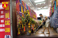 [ẢNH] Chợ chiều 30 Tết đông vui hiếm thấy, người mua tấp nập, hàng hoá 'giữ giá'