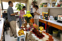 [ẢNH] Ngày vía Thần Tài: Sao Việt ‘chịu chơi’ mua 100 cây vàng, dâng mâm lễ hoành tráng 