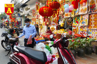 [ẢNH] Chợ chiều 30 Tết đông vui hiếm thấy, người mua tấp nập, hàng hoá 'giữ giá'