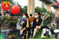 [ẢNH] Chợ chiều 30 Tết đông vui hiếm thấy, người mua tấp nập, hàng hoá 'giữ giá'