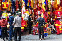 [ẢNH] Chợ chiều 30 Tết đông vui hiếm thấy, người mua tấp nập, hàng hoá 'giữ giá'