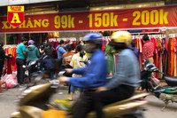 [ẢNH] Chợ chiều 30 Tết đông vui hiếm thấy, người mua tấp nập, hàng hoá 'giữ giá'