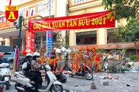 [ẢNH] Chợ chiều 30 Tết đông vui hiếm thấy, người mua tấp nập, hàng hoá 'giữ giá'