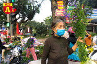 [ẢNH] Chợ chiều 30 Tết đông vui hiếm thấy, người mua tấp nập, hàng hoá 'giữ giá'