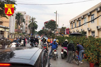 [ẢNH] Chợ chiều 30 Tết đông vui hiếm thấy, người mua tấp nập, hàng hoá 'giữ giá'