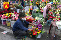 [ẢNH] Chợ chiều 30 Tết đông vui hiếm thấy, người mua tấp nập, hàng hoá 'giữ giá'