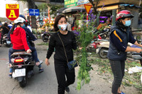 [ẢNH] Chợ chiều 30 Tết đông vui hiếm thấy, người mua tấp nập, hàng hoá 'giữ giá'