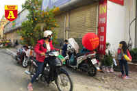 [ẢNH] Chợ chiều 30 Tết đông vui hiếm thấy, người mua tấp nập, hàng hoá 'giữ giá'