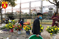 [ẢNH] Chợ chiều 30 Tết đông vui hiếm thấy, người mua tấp nập, hàng hoá 'giữ giá'