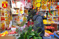 [ẢNH] Chợ chiều 30 Tết đông vui hiếm thấy, người mua tấp nập, hàng hoá 'giữ giá'