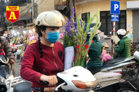 [ẢNH] Chợ chiều 30 Tết đông vui hiếm thấy, người mua tấp nập, hàng hoá 'giữ giá'