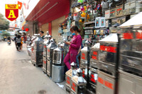 [ẢNH] Chợ chiều 30 Tết đông vui hiếm thấy, người mua tấp nập, hàng hoá 'giữ giá'