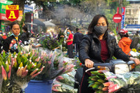 [ẢNH] Chợ chiều 30 Tết đông vui hiếm thấy, người mua tấp nập, hàng hoá 'giữ giá'
