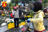 [ẢNH] Chợ chiều 30 Tết đông vui hiếm thấy, người mua tấp nập, hàng hoá 'giữ giá'