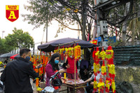 [ẢNH] Chợ chiều 30 Tết đông vui hiếm thấy, người mua tấp nập, hàng hoá 'giữ giá'