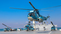 Trực thăng SH-3 Sea King Iran vừa đột nhiên áp sát tàu đổ bộ USS Essex Mỹ